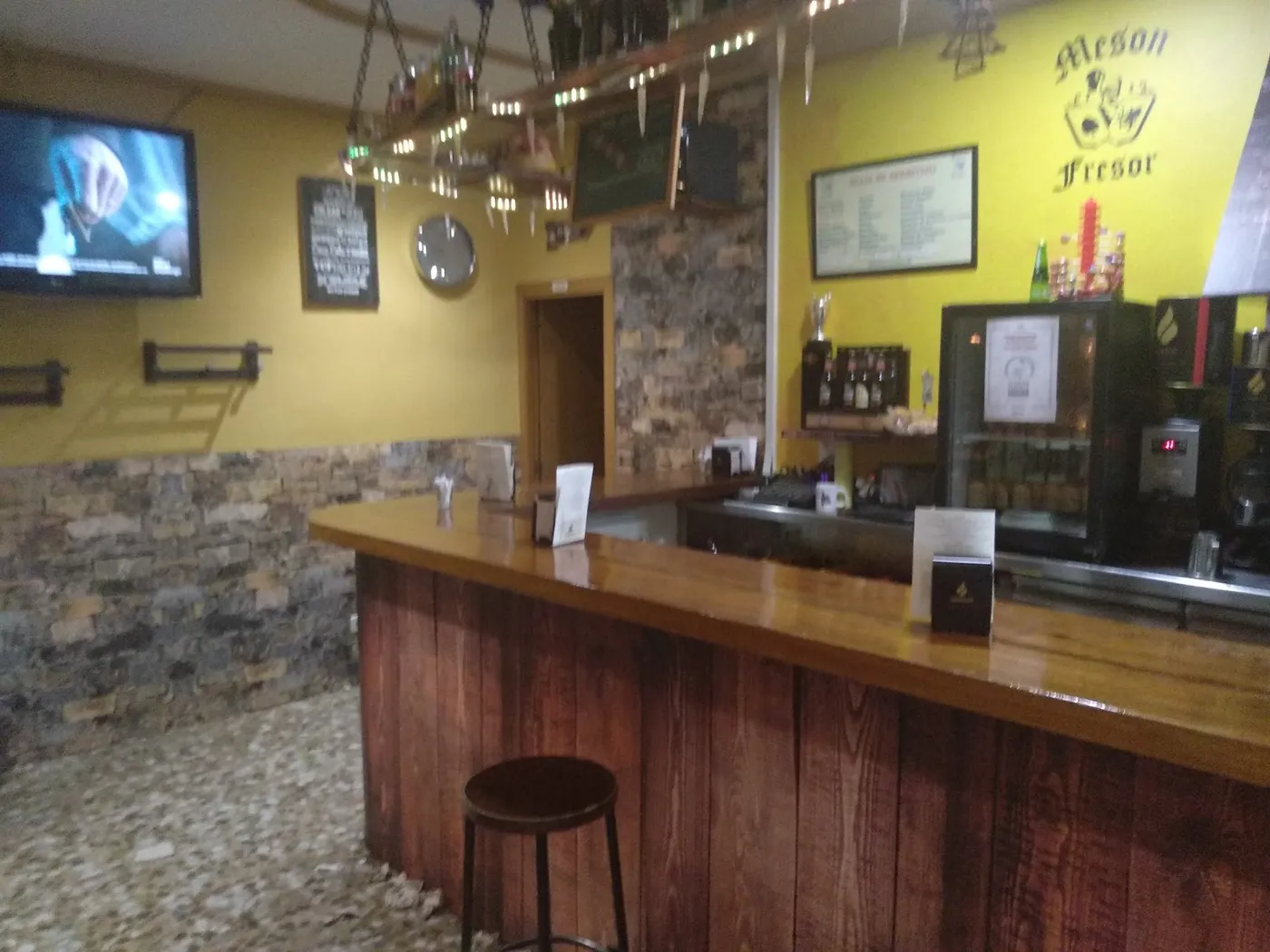 La barra de Mesón Fresor, con su escudo en la pared