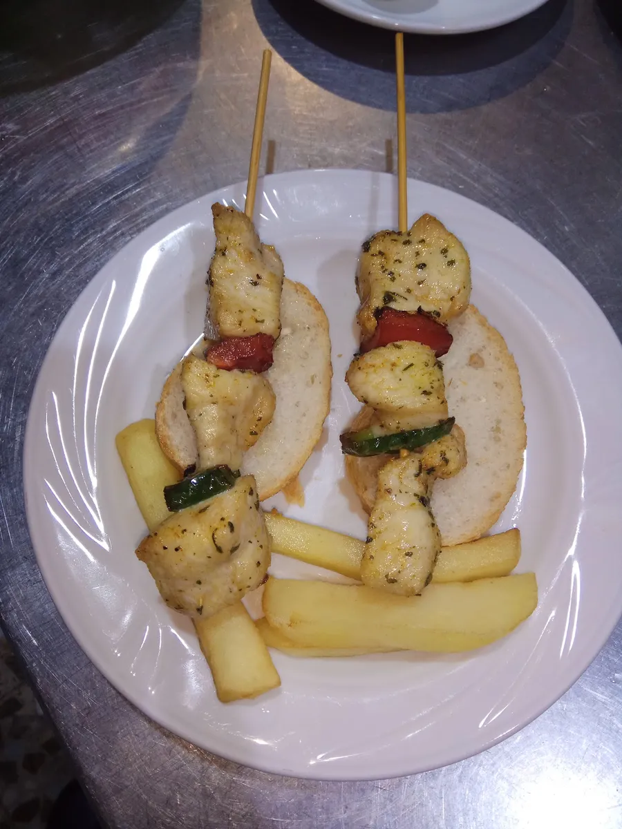 Brocheta de pollo, de la carta de Mesón Fresor