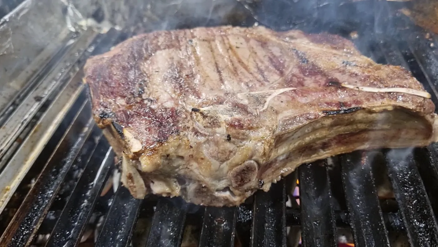 Una chuleta de ternera en la brasa