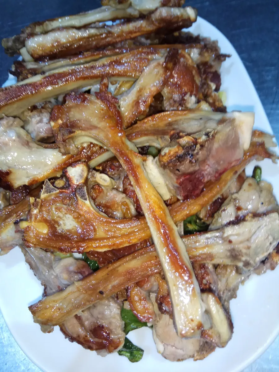 Bandeja de chuletitas de lechal, de la carta de Mesón Fresor