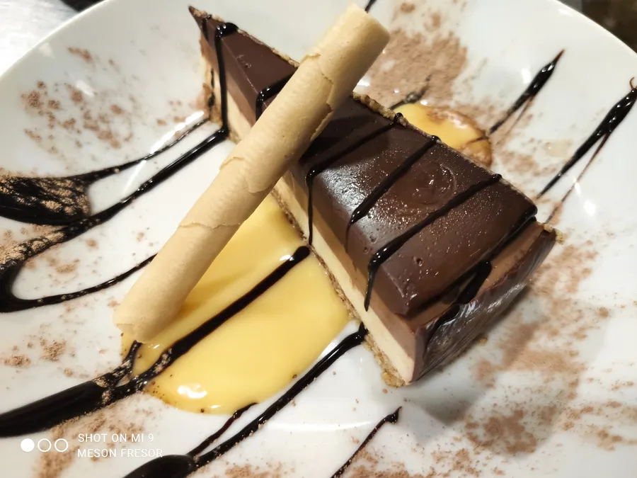 Tarta de tres chocolates, de la carta de Mesón Fresor